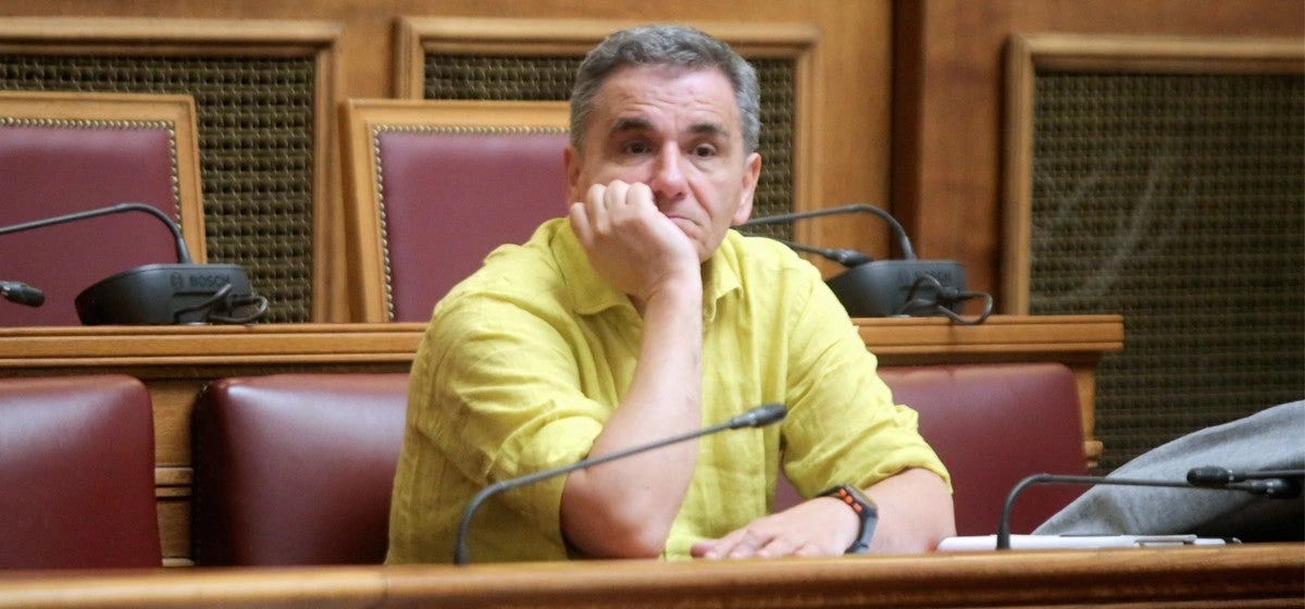 Σοκ και δέος από το Μεσοπρόθεσμο: Αφαίμαξη 5 δισ. και παροχές 1,5 δισ. ευρώ